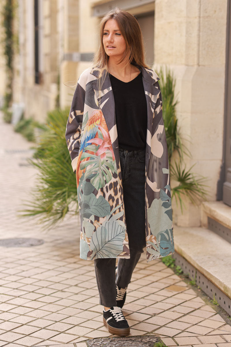 Chaqueta larga estilo blazer en ante con estampado de leopardo y loros tropicales