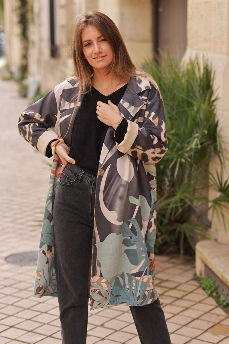 Chaqueta larga estilo blazer en ante con estampado de leopardo y loros tropicales