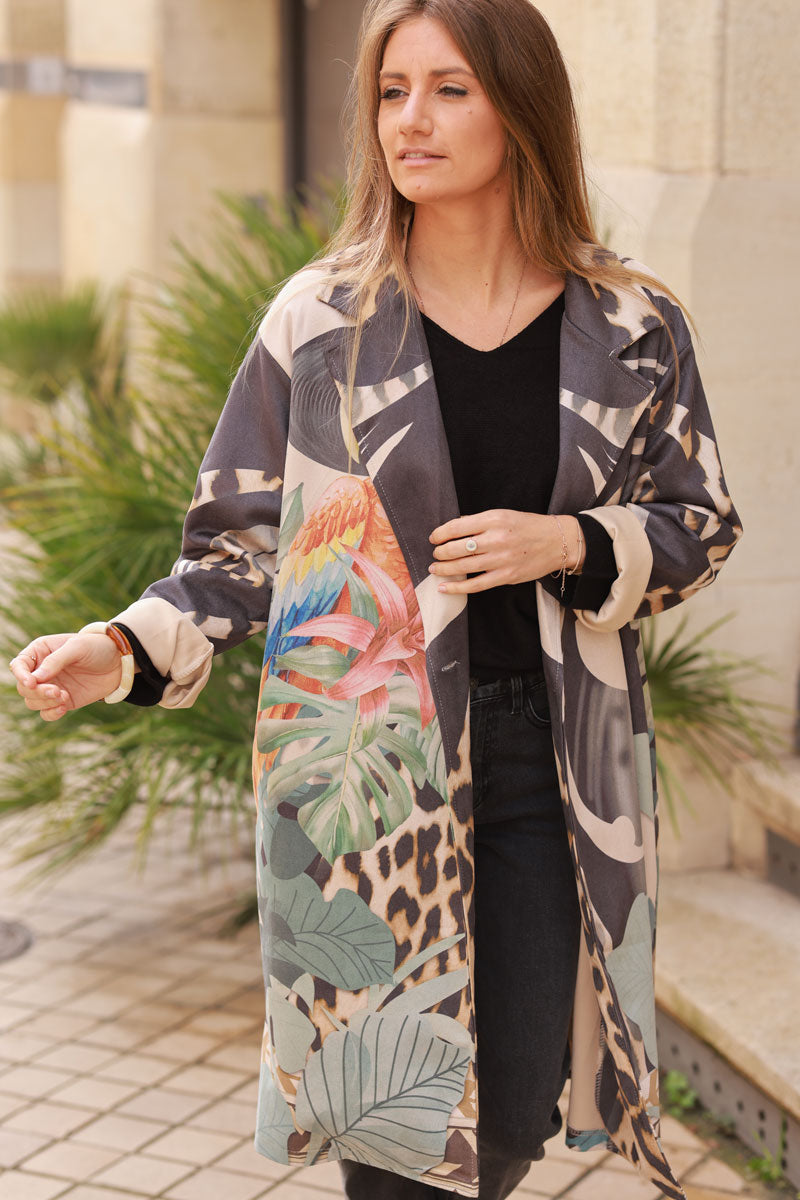 Chaqueta larga estilo blazer en ante con estampado de leopardo y loros tropicales