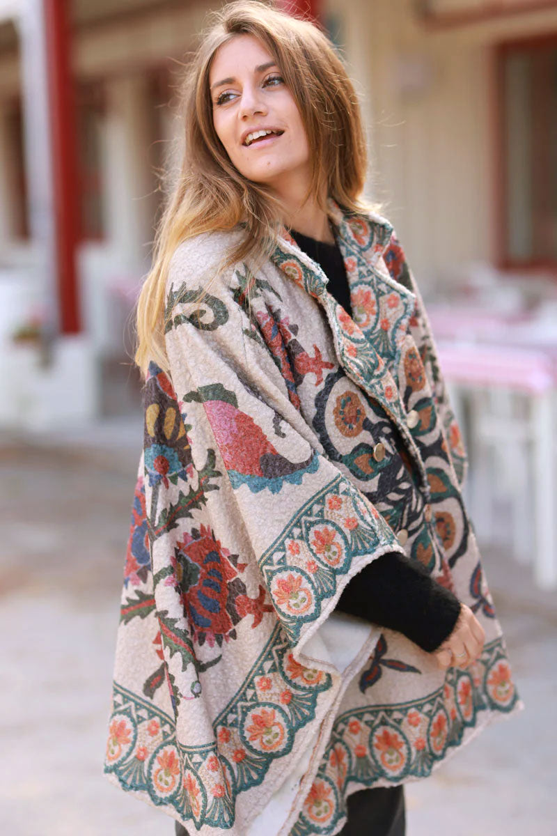 Manteau cape en feutrine façon laine bouillie taupe motif arabesques et fleurs colorées