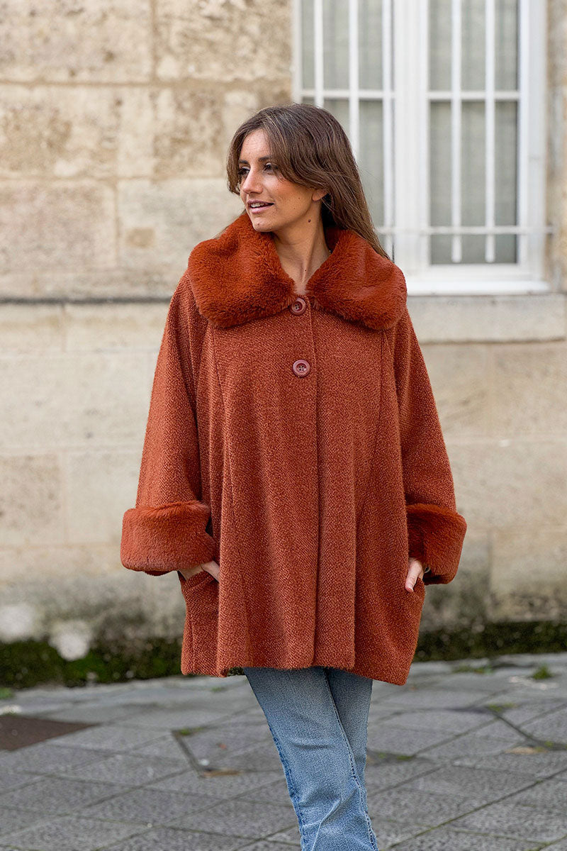 Manteau cape terracotta en maille chenille douce avec col et manches en fausse fourrure