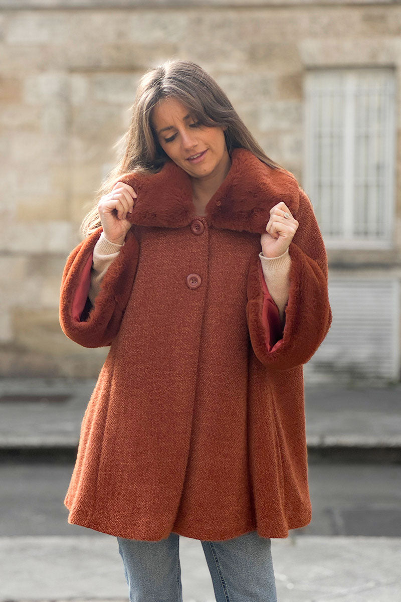 Manteau cape terracotta en maille chenille douce avec col et manches en fausse fourrure
