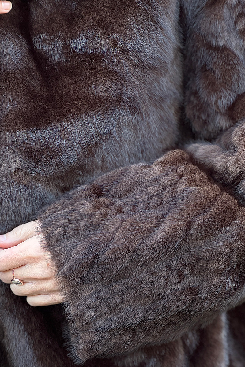 Manteau fausse fourrure marron à capuche détails torsades