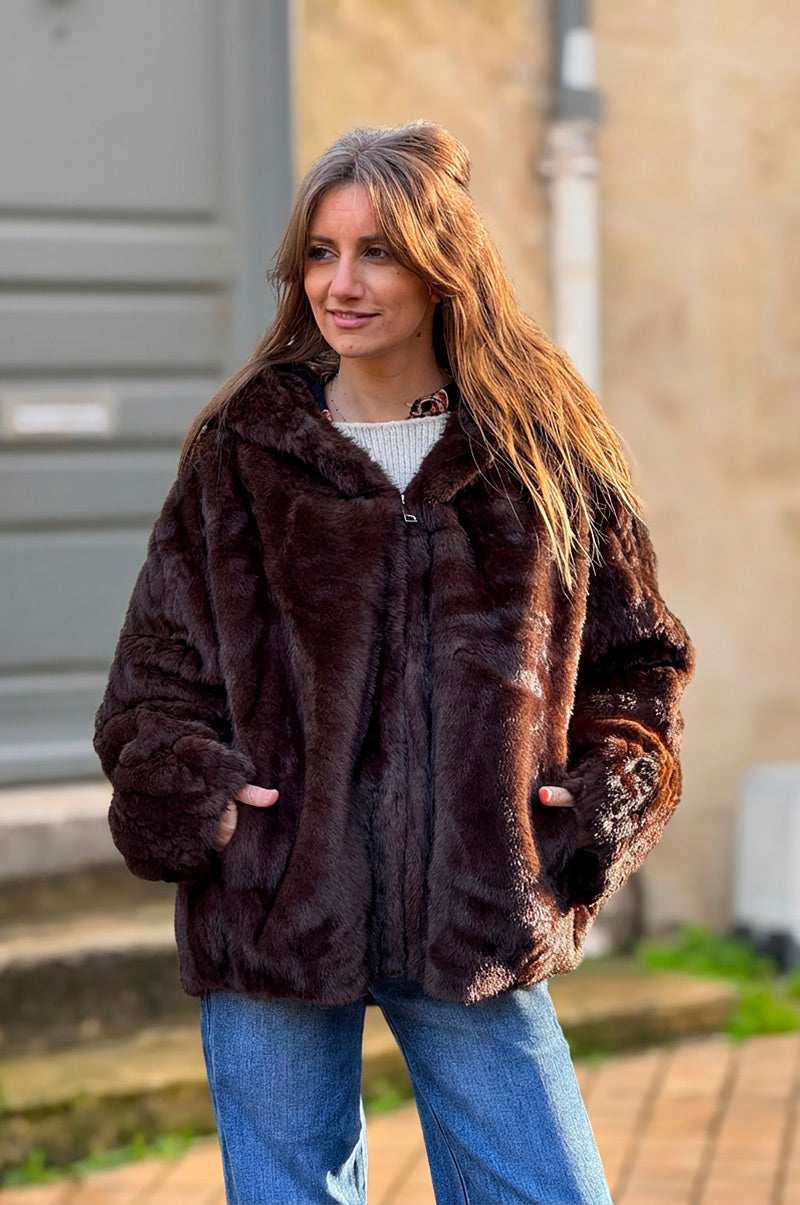Manteau fausse fourrure marron à capuche détails torsades