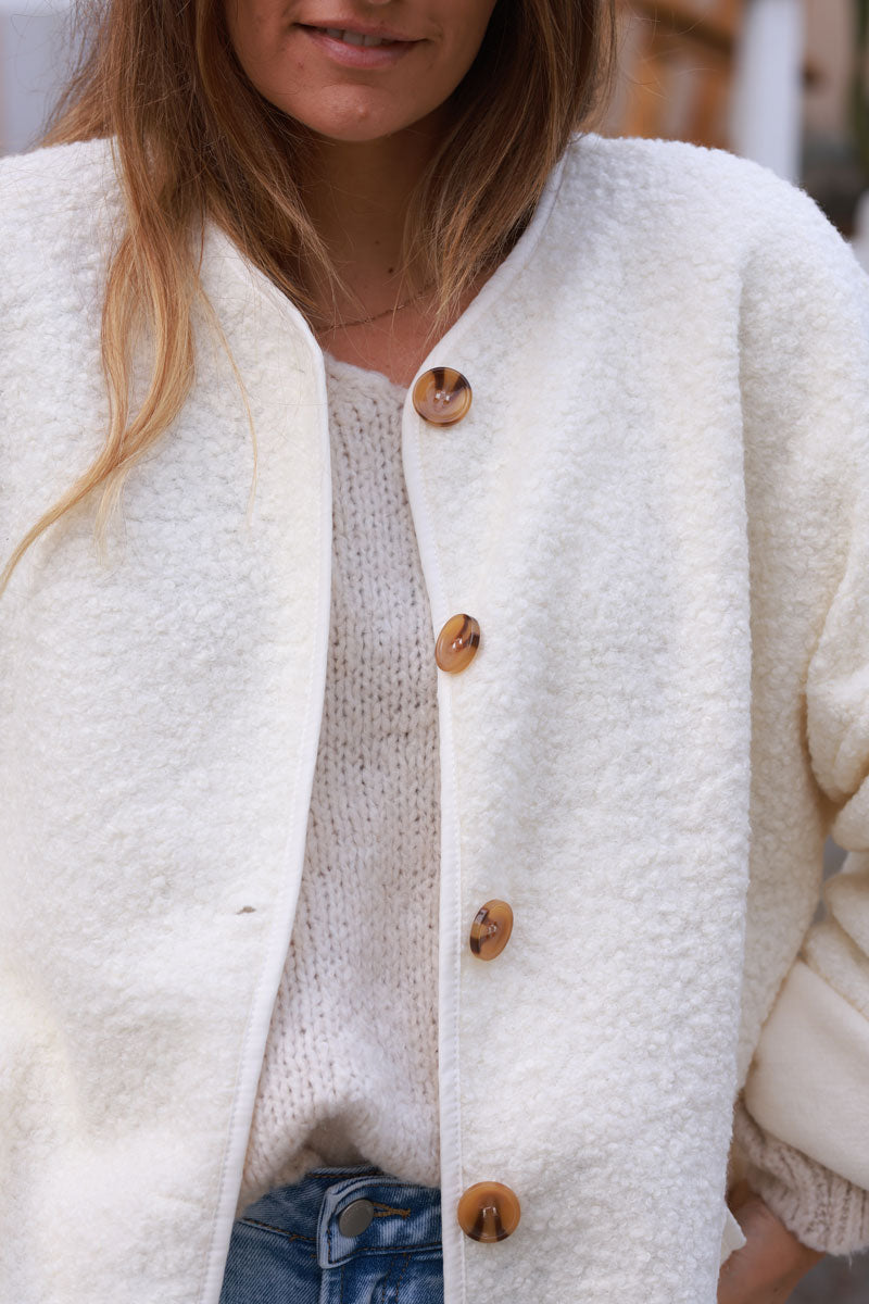 Manteau large écru moumoute bouclettes avec poches et boutons écaille