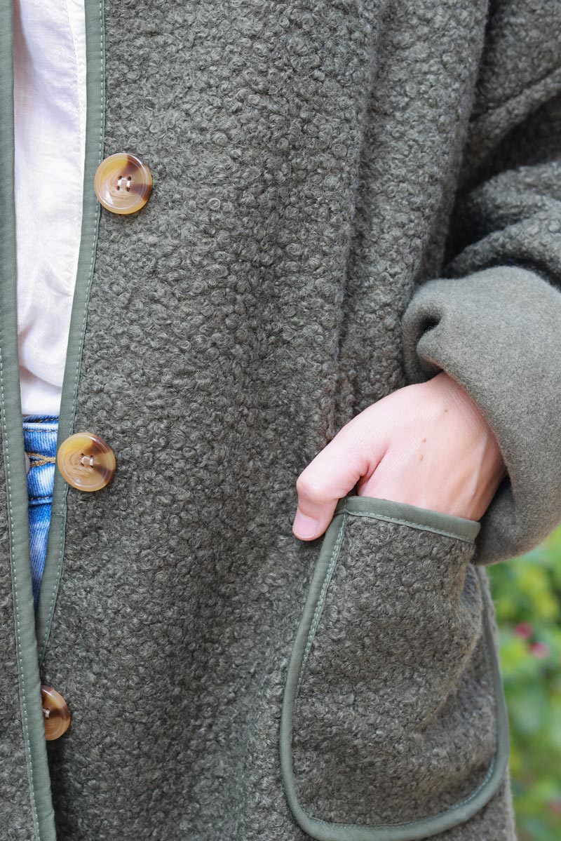 Manteau large kaki moumoute bouclettes avec poches et boutons écaille