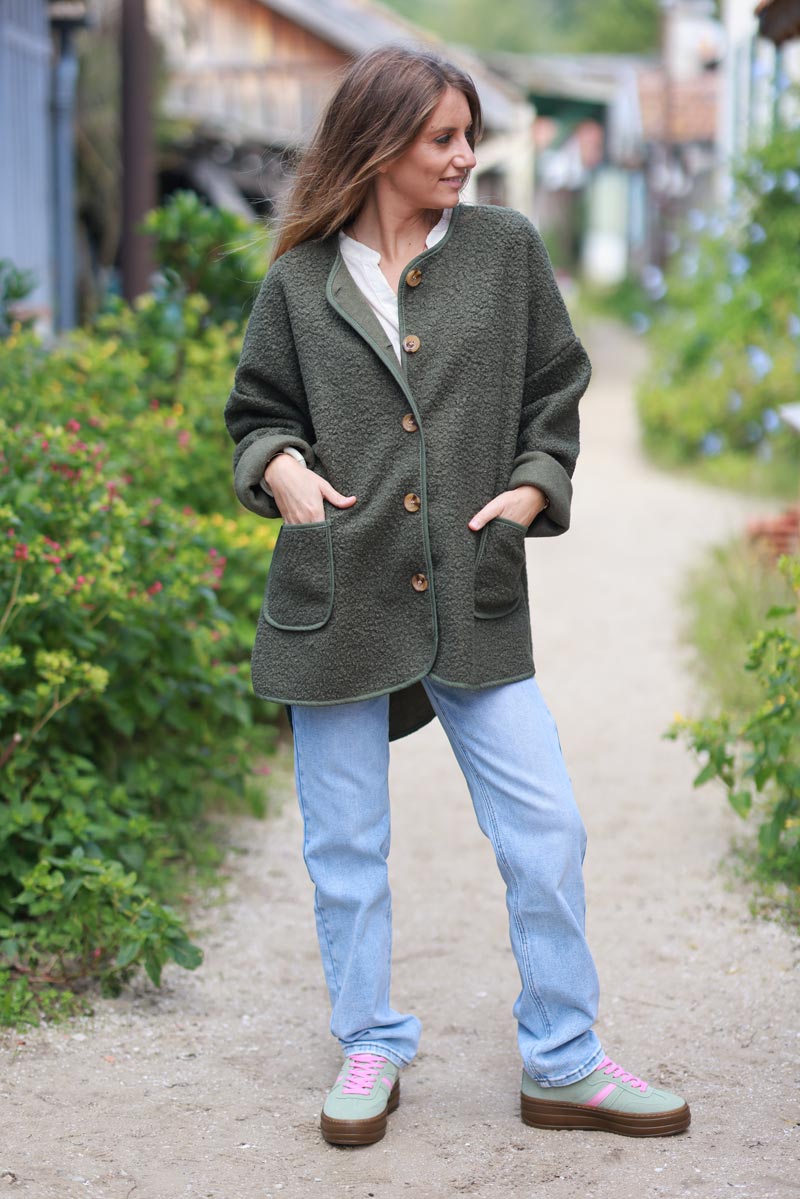 Manteau large kaki moumoute bouclettes avec poches et boutons écaille