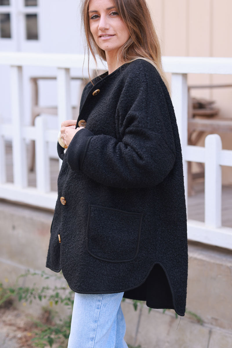 Manteau large noir moumoute bouclettes avec poches et boutons écaille