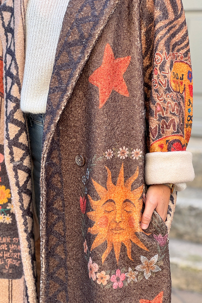 Manteau long en bouclettes à motifs rayures, soleil et léopard
