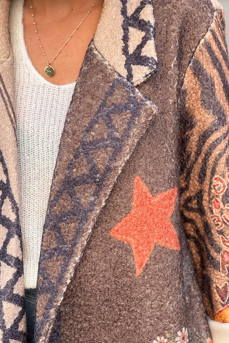 Manteau long en bouclettes à motifs rayures, soleil et léopard