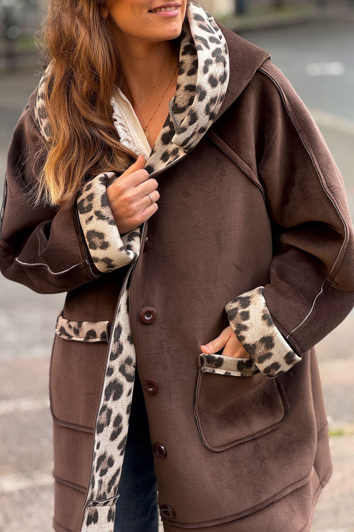 Manteau marron en velours ras à capuche avec poches détails léopard