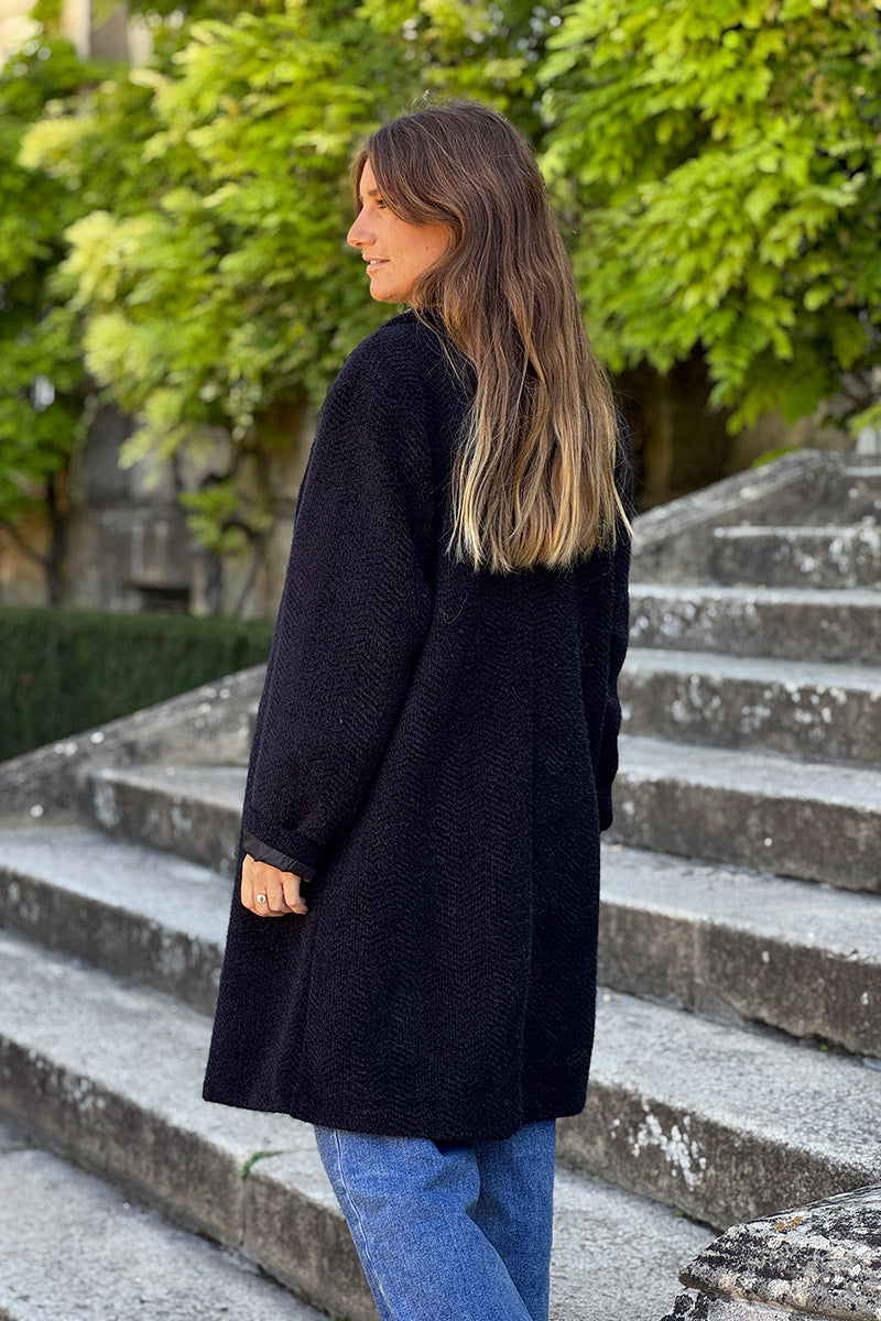 Manteau noir long et doux en maille chenille