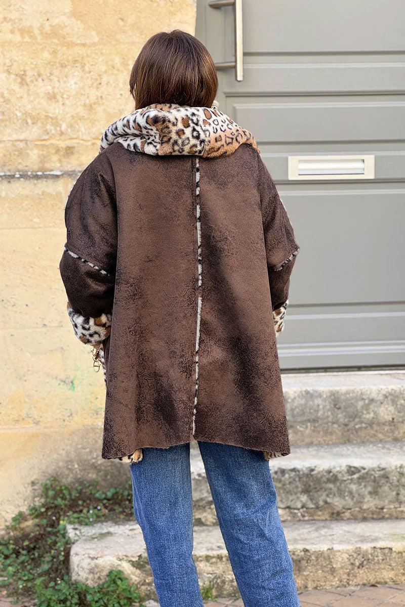 Manteau réversible en suédine souple marron et fausse fourrure léopard avec capuche