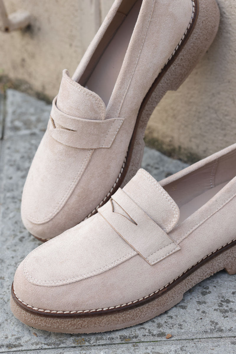 Mocasines de ante beige con tacón pequeño.