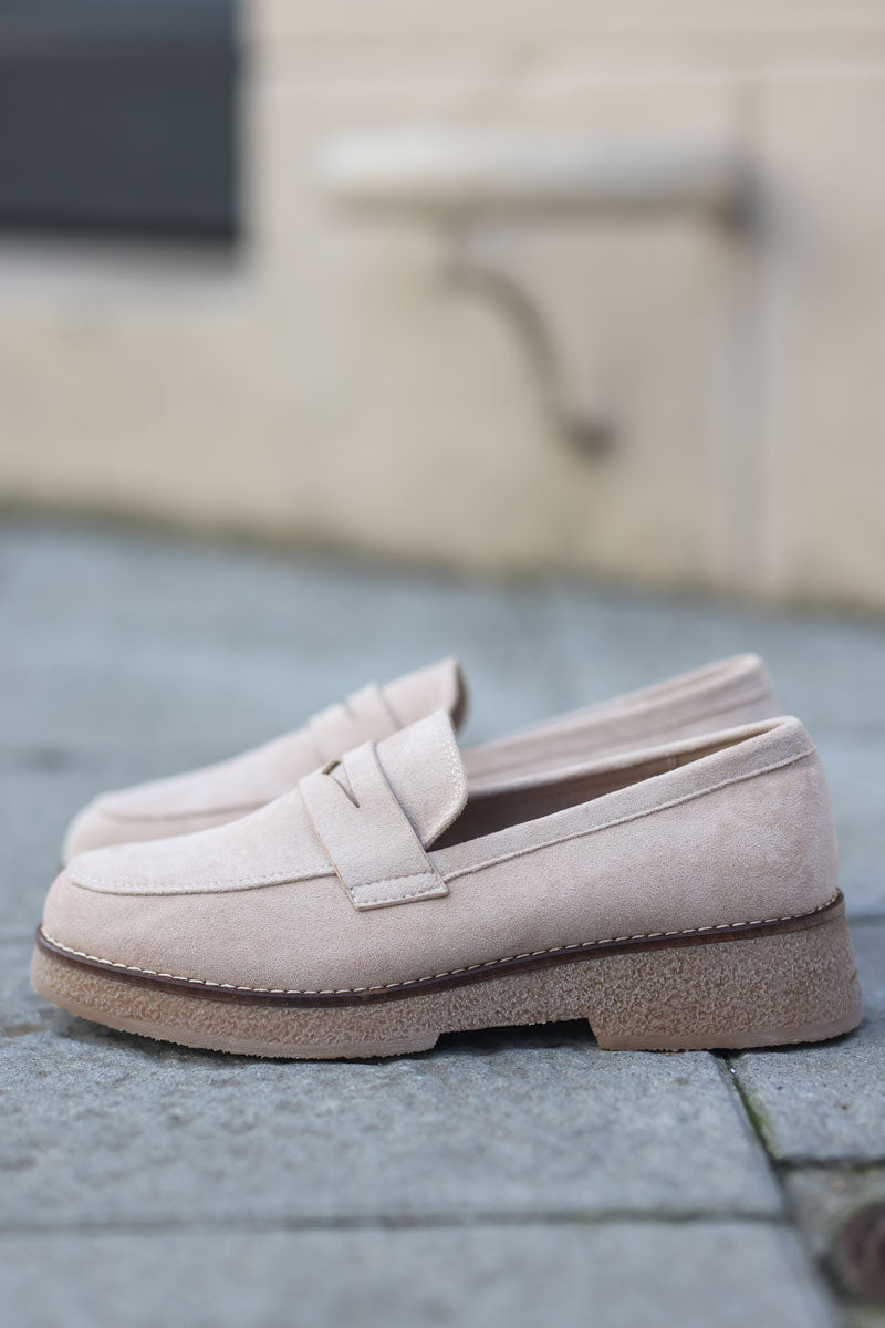 Mocasines de ante beige con tacón pequeño.