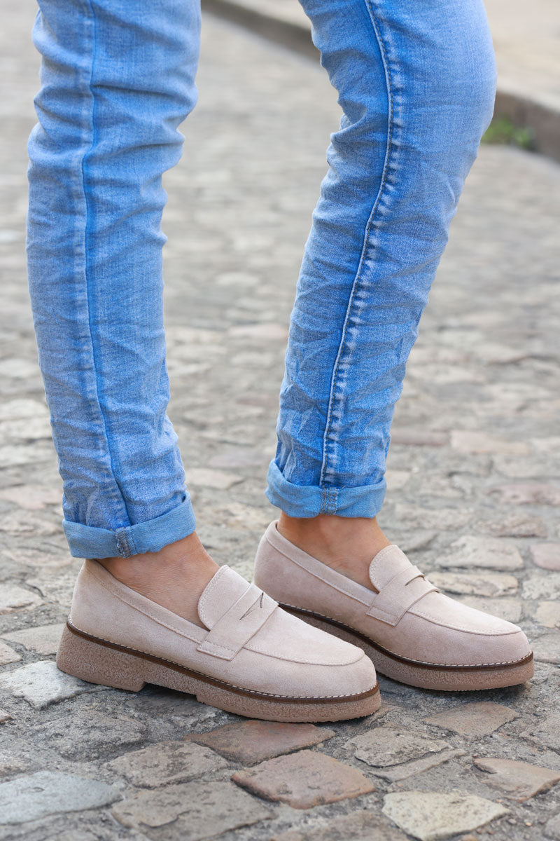 Mocasines de ante beige con tacón pequeño.