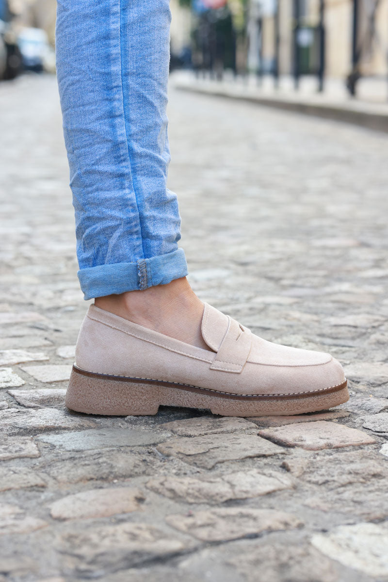 Mocasines de ante beige con tacón pequeño.