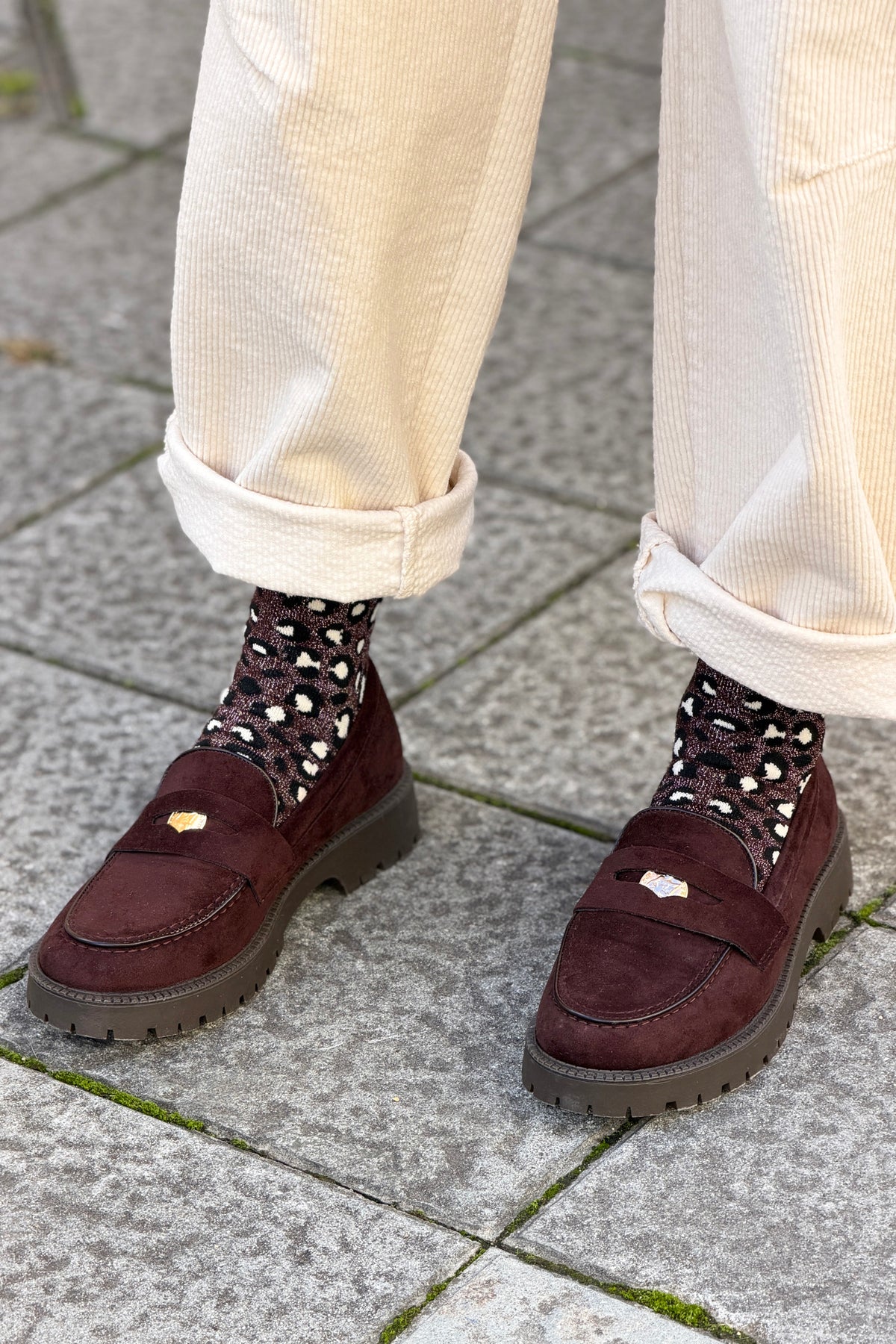 Mocassins en suédine marron détail pièce dorée talon cranté