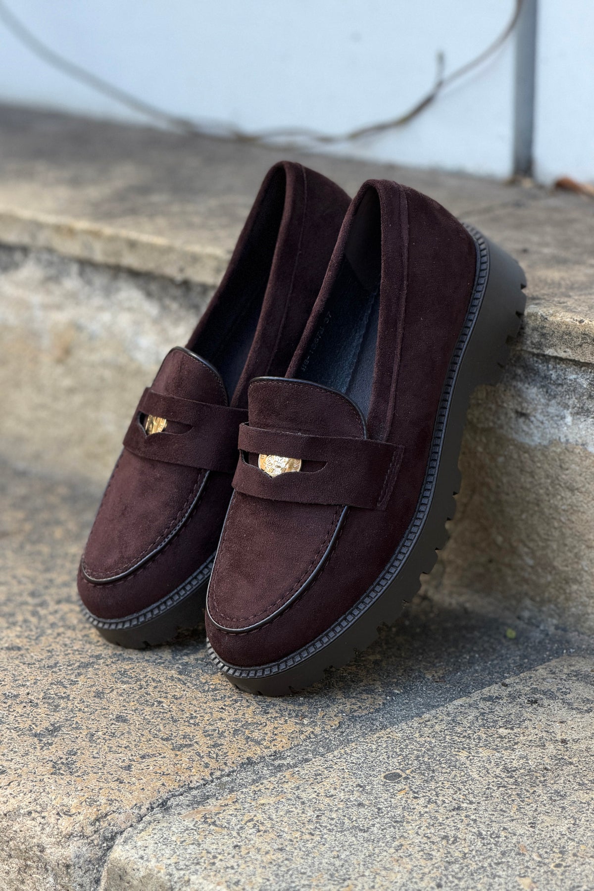 Mocassins en suédine marron détail pièce dorée talon cranté