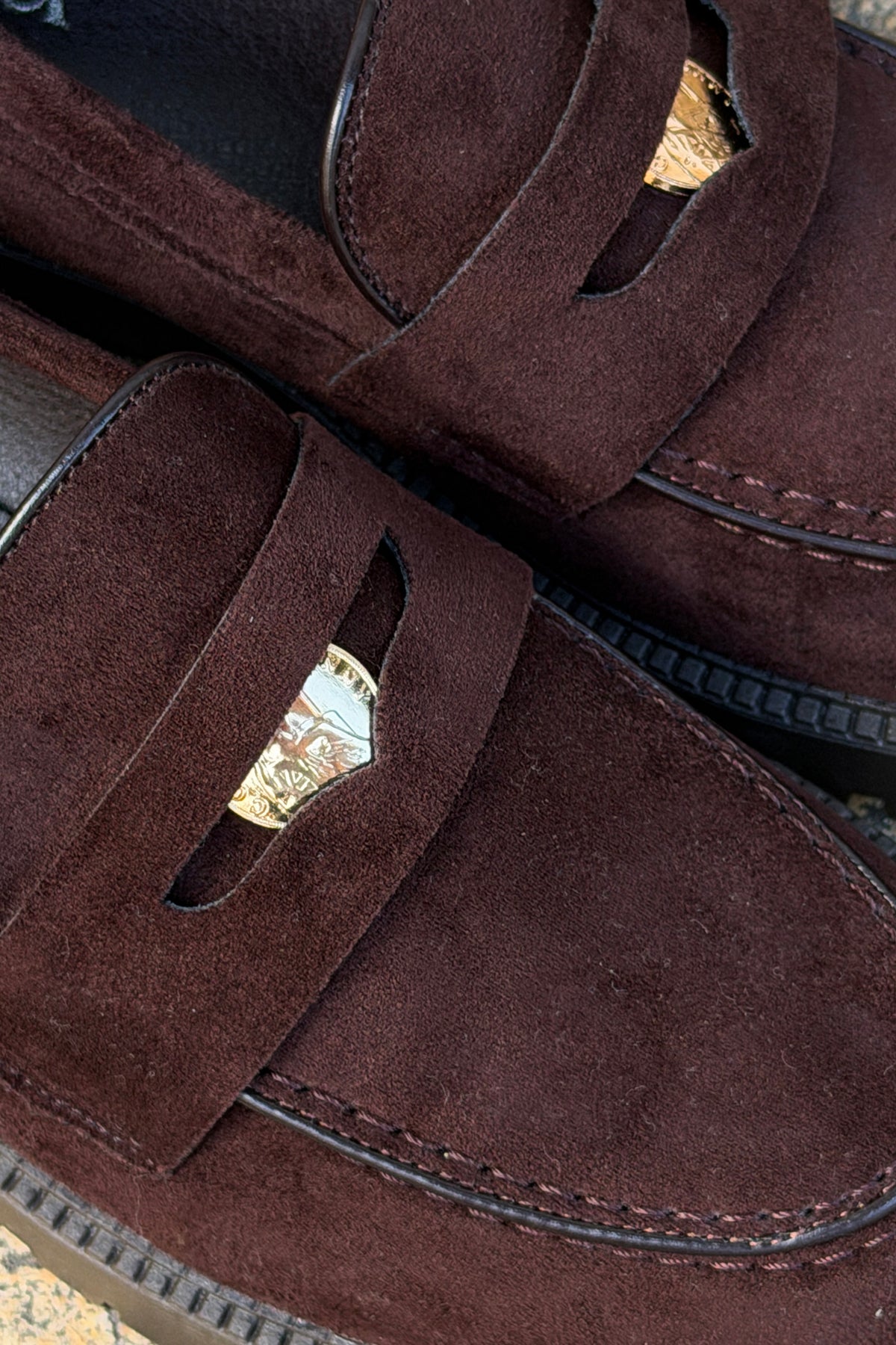 Mocassins en suédine marron détail pièce dorée talon cranté