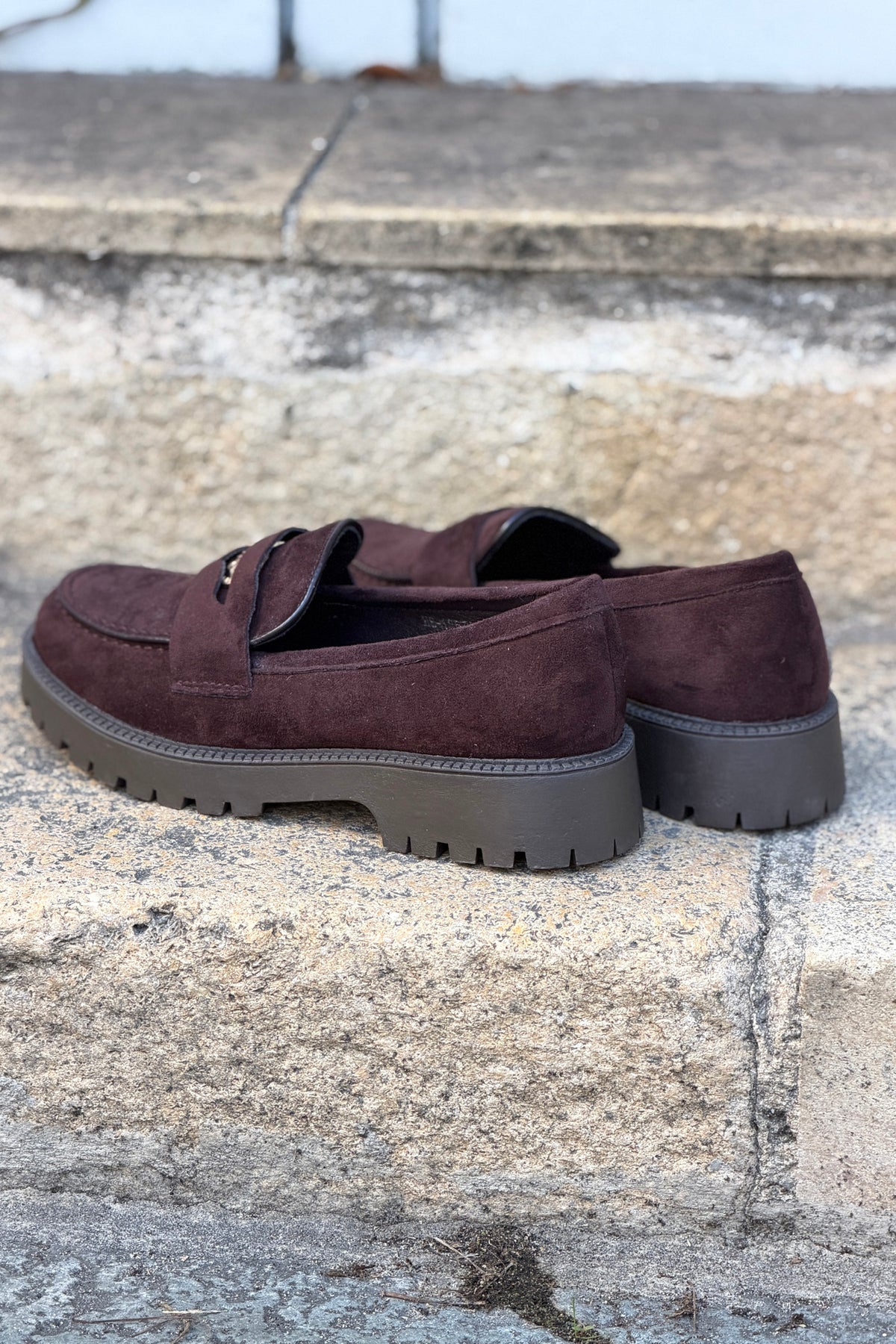 Mocassins en suédine marron détail pièce dorée talon cranté