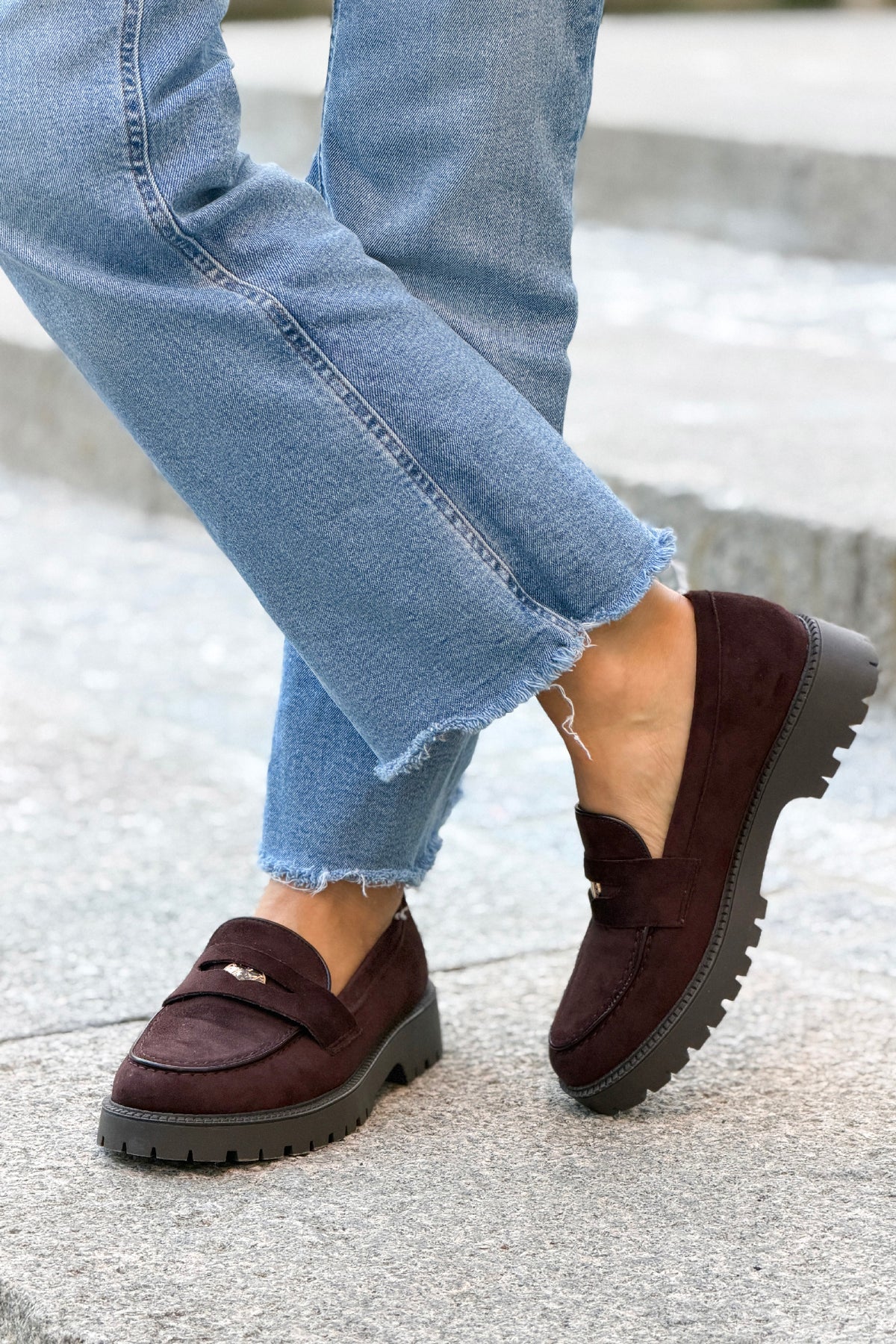 Mocassins en suédine marron détail pièce dorée talon cranté