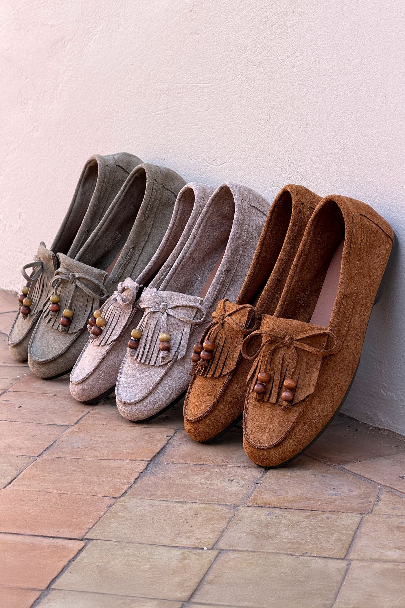 Mocassins souples en suédine camel avec franges, nœud et perles