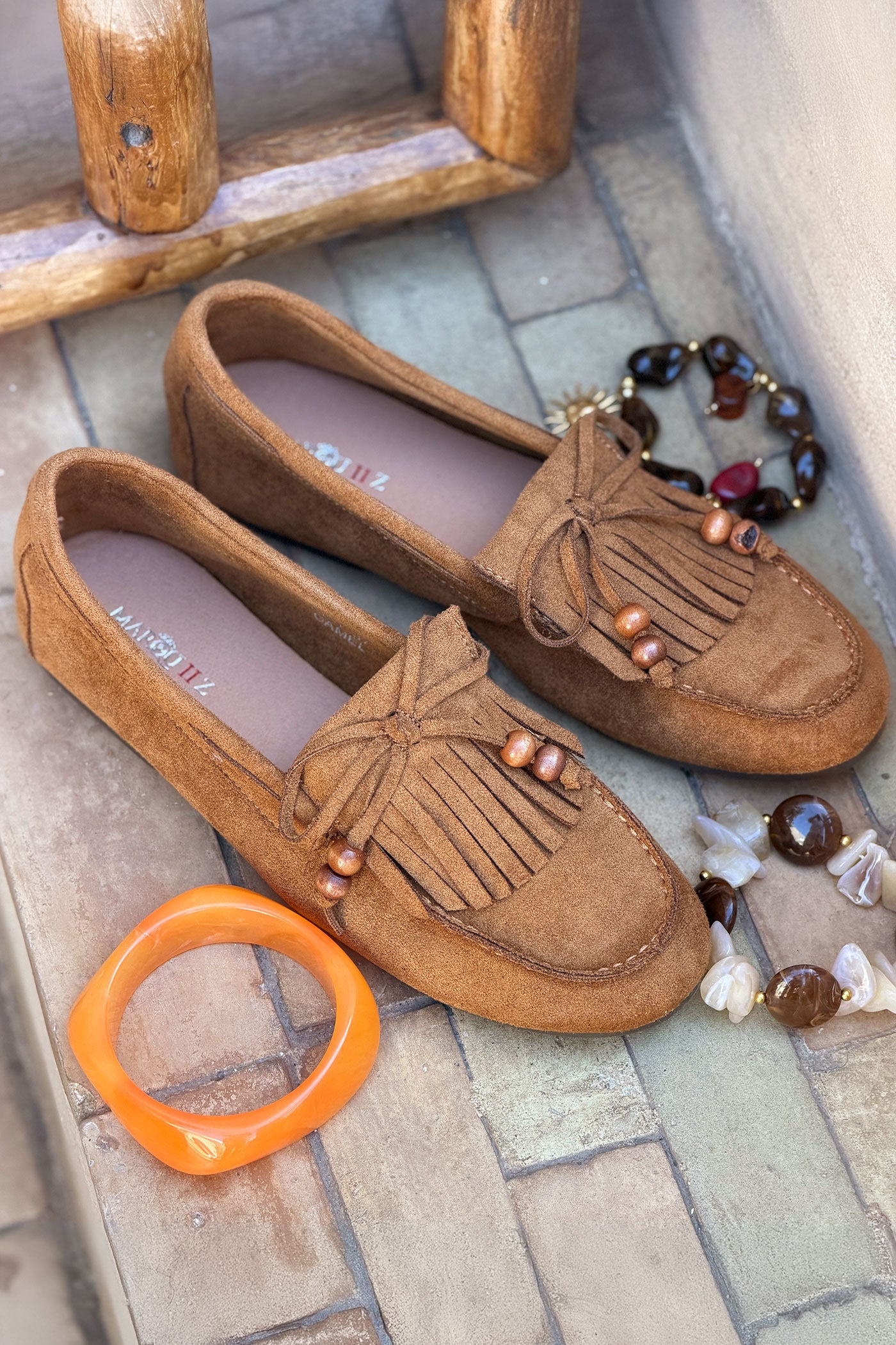 Mocassins souples en suédine camel avec franges, nœud et perles