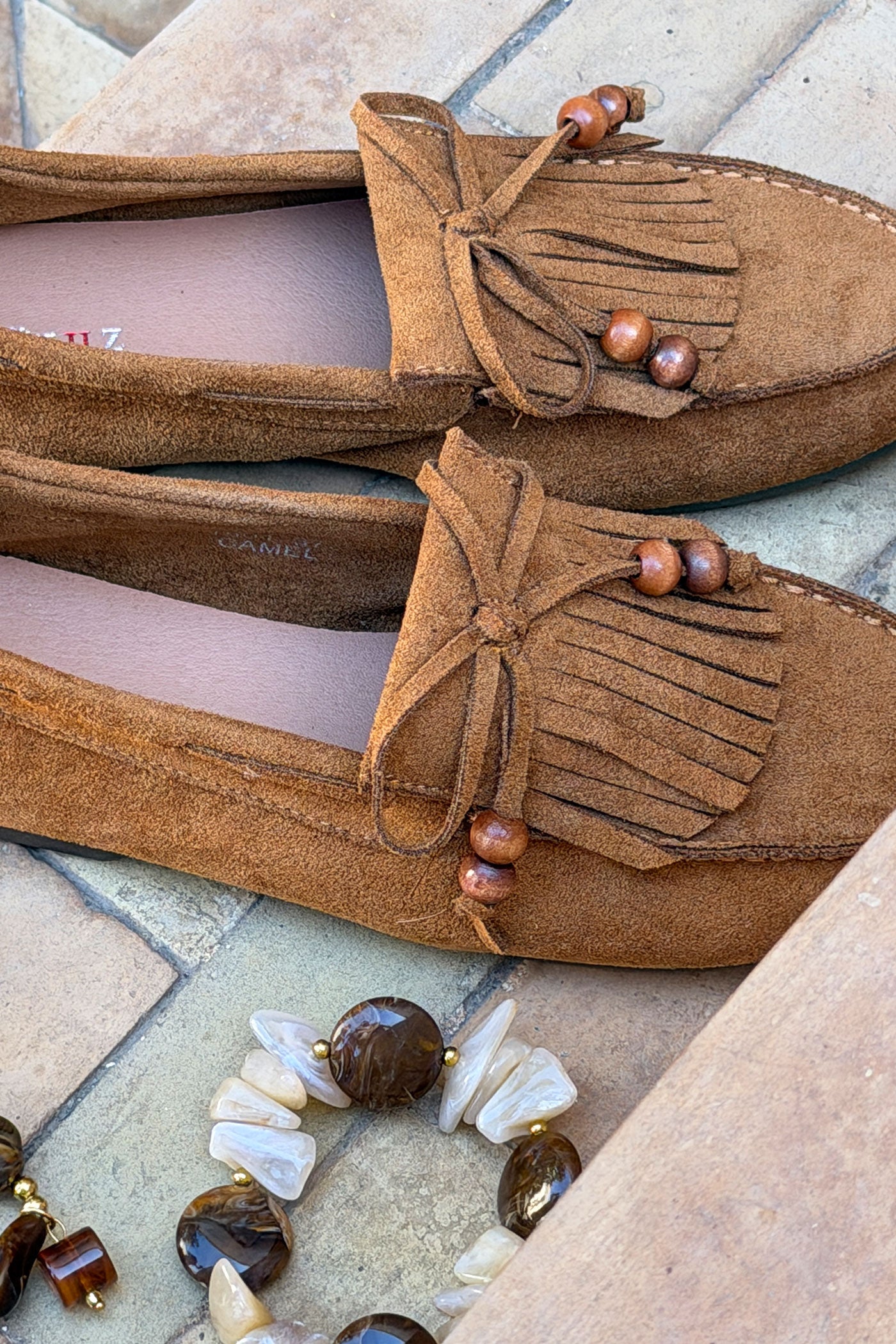 Mocassins souples en suédine camel avec franges, nœud et perles