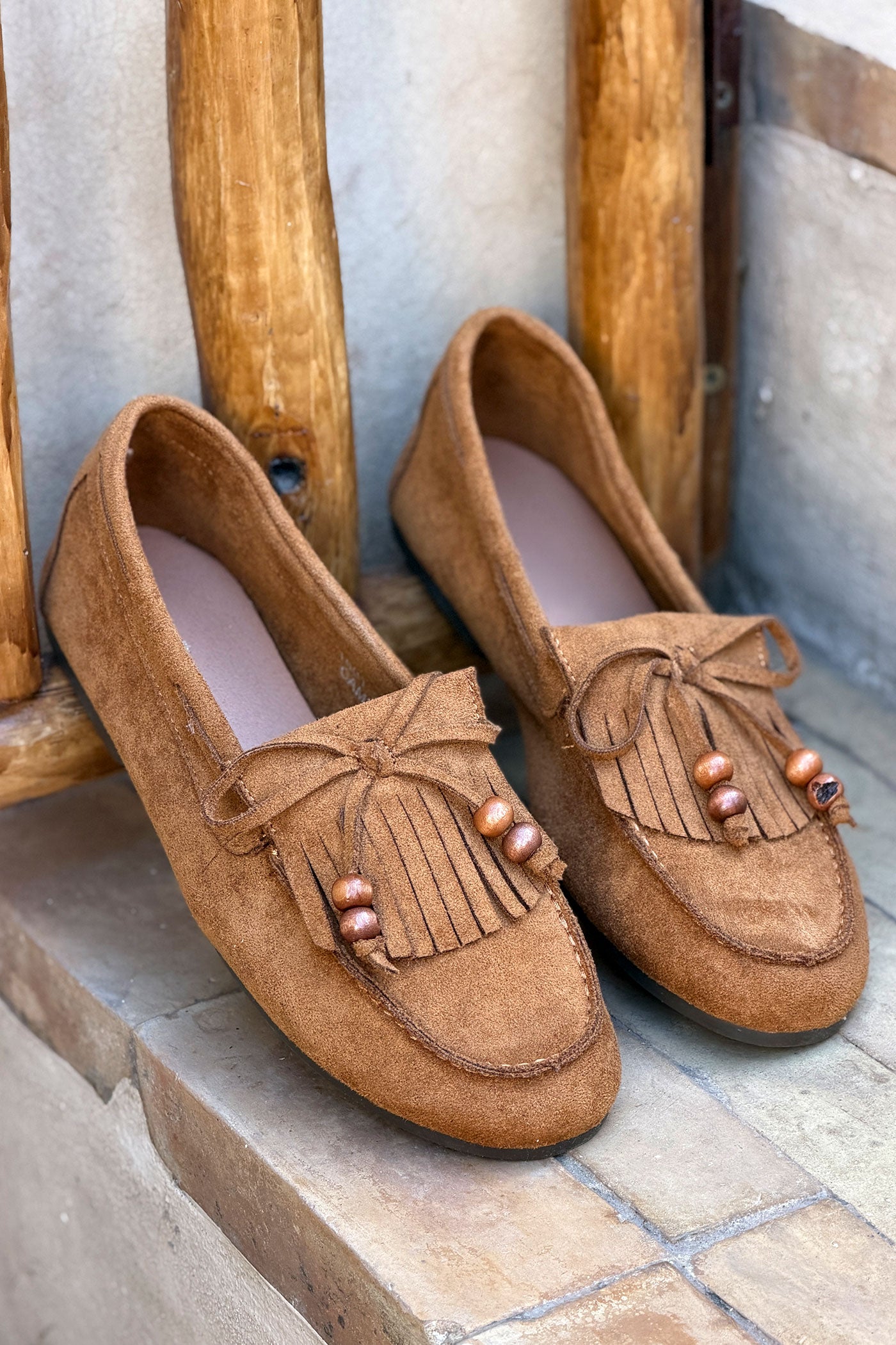 Mocassins souples en suédine camel avec franges, nœud et perles