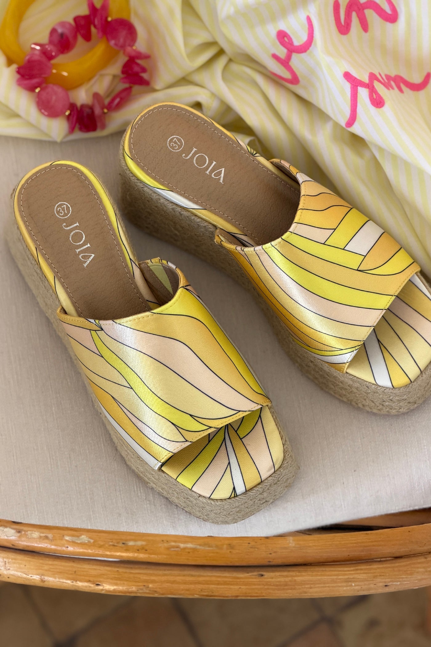 Mules compensées en corde bride large tissu imprime psychédélique jaune