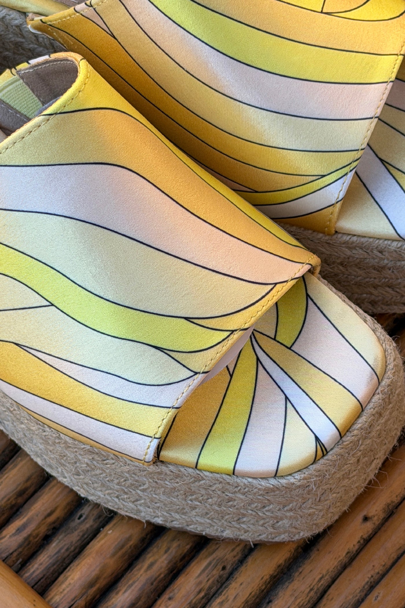 Mules compensées en corde bride large tissu imprime psychédélique jaune