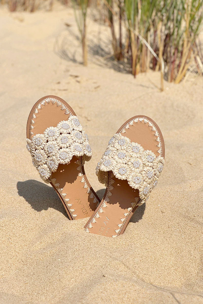 Mules plates bride en raphia motif fleurs avec perles nacrées