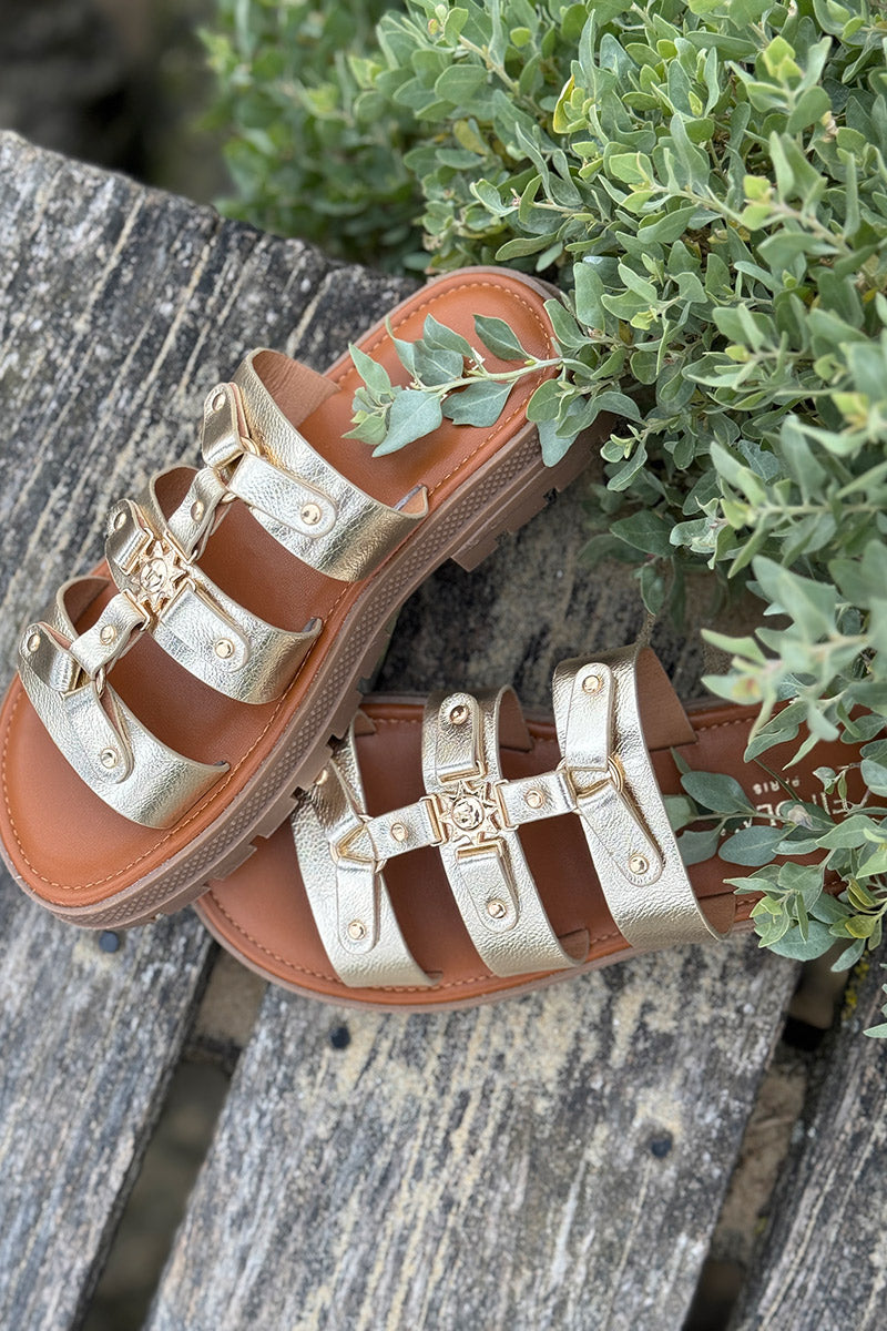 Mules sandales dorées plates triple brides soleil doré et semelle crantée