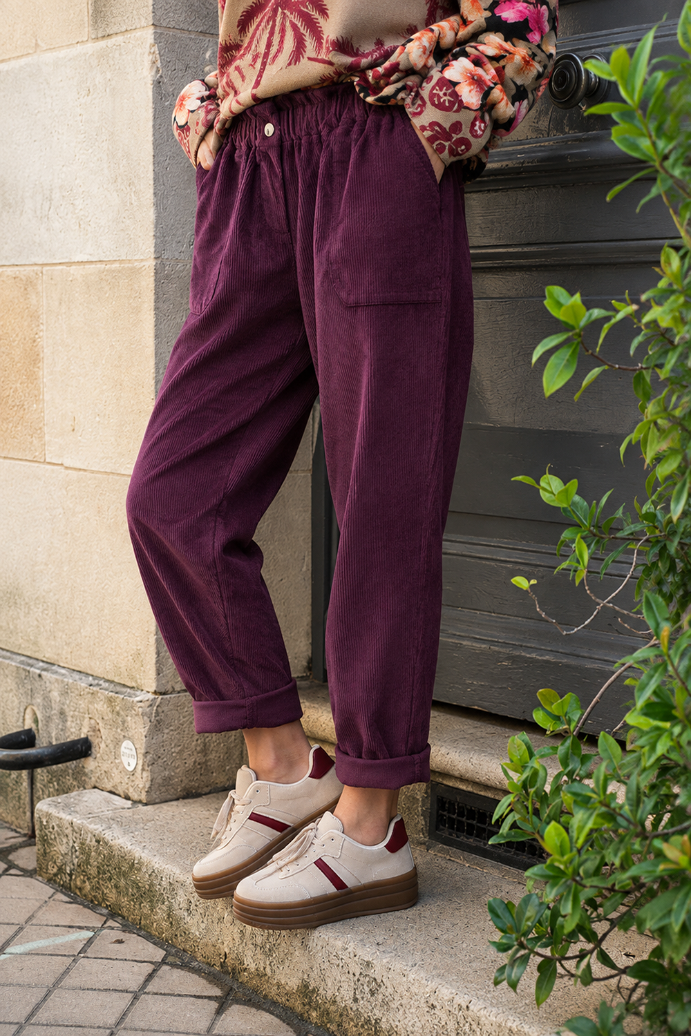 Pantalon aubergine en velours côtelé coupe paperbag taille élastique