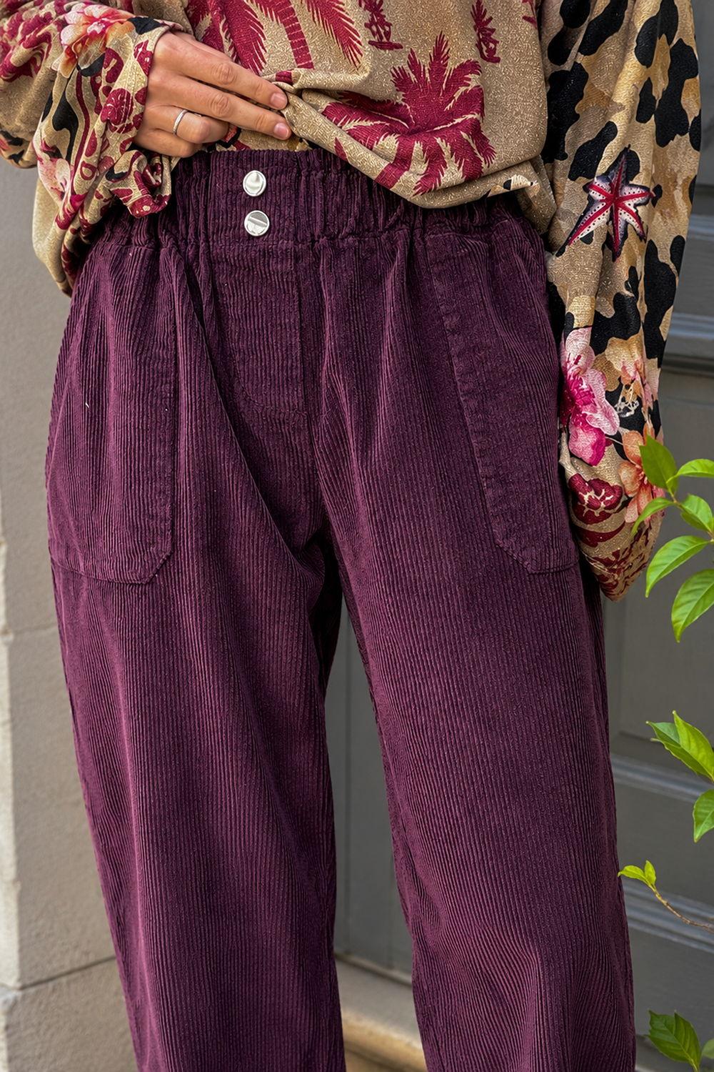 Pantalon aubergine en velours côtelé coupe paperbag taille élastique