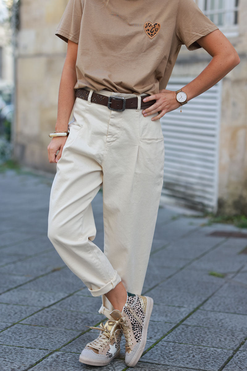 Pantalón beige corte zanahoria con pinzas, bolsillos y cinturón con tachuelas