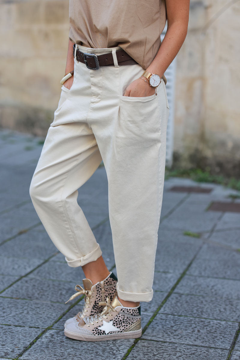 Beige tailored style pants with a peg leg cut + including belt