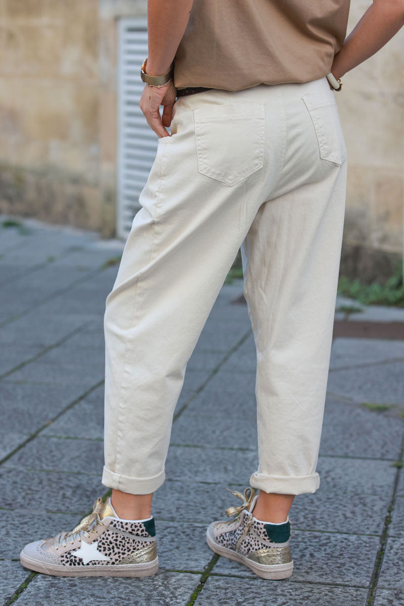 Pantalon beige à pinces coupe carotte avec poches et ceinture à clous