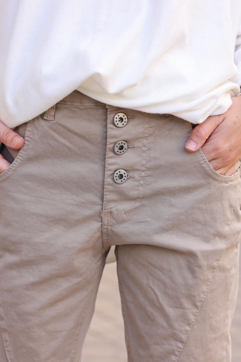 Pantalon beige bi matière toile et jersey stretch à boutons