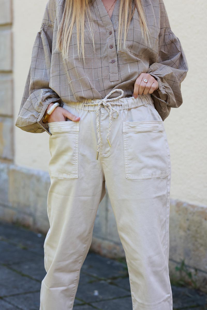 Pantalon beige coupe paper bag poches plaquées ceinture lien