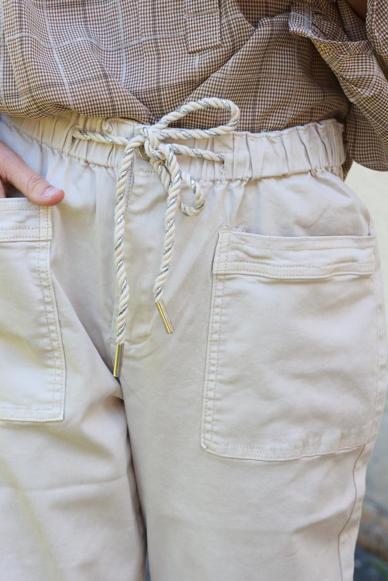 Pantalon beige coupe paper bag poches plaquées ceinture lien