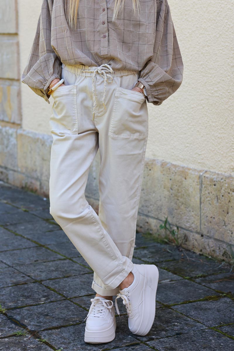 Pantalon beige coupe paper bag poches plaquées ceinture lien