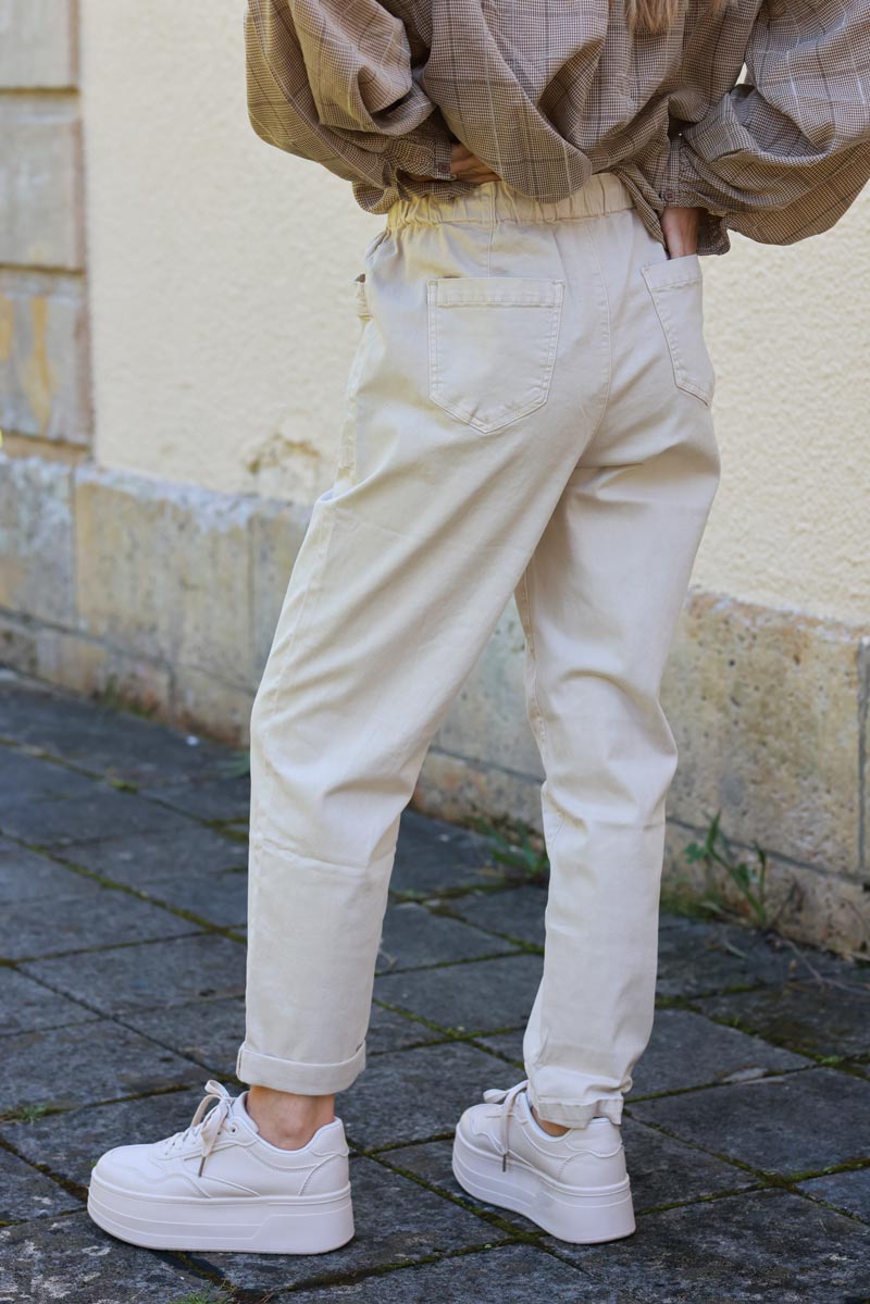 Pantalon beige coupe paper bag poches plaquées ceinture lien