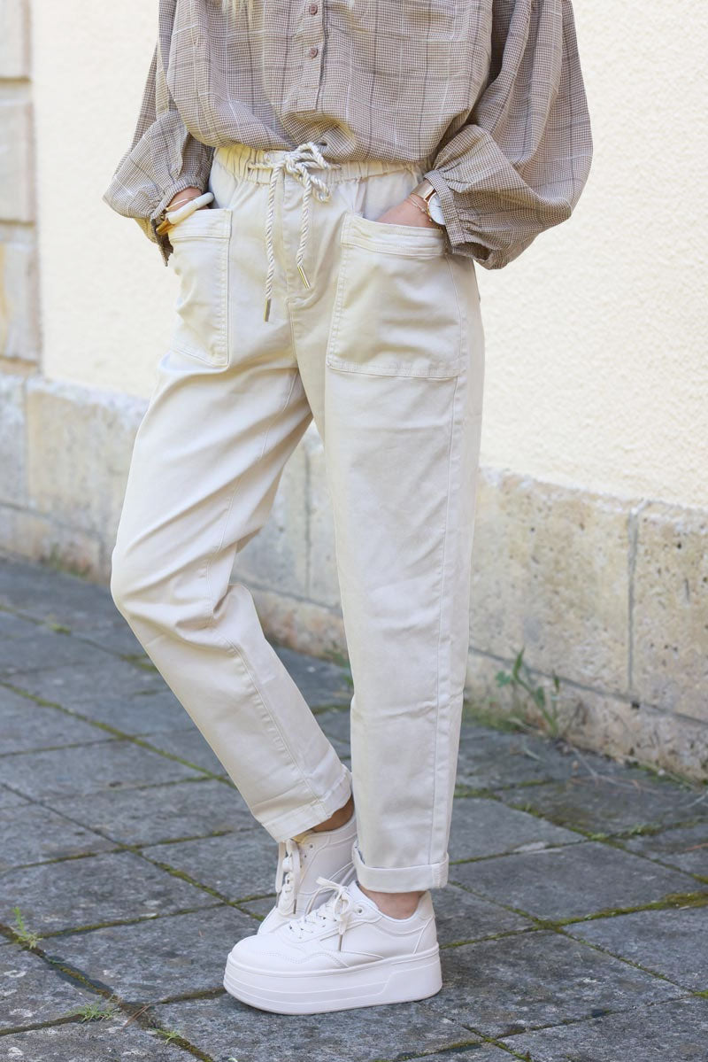 Pantalon beige coupe paper bag poches plaquées ceinture lien