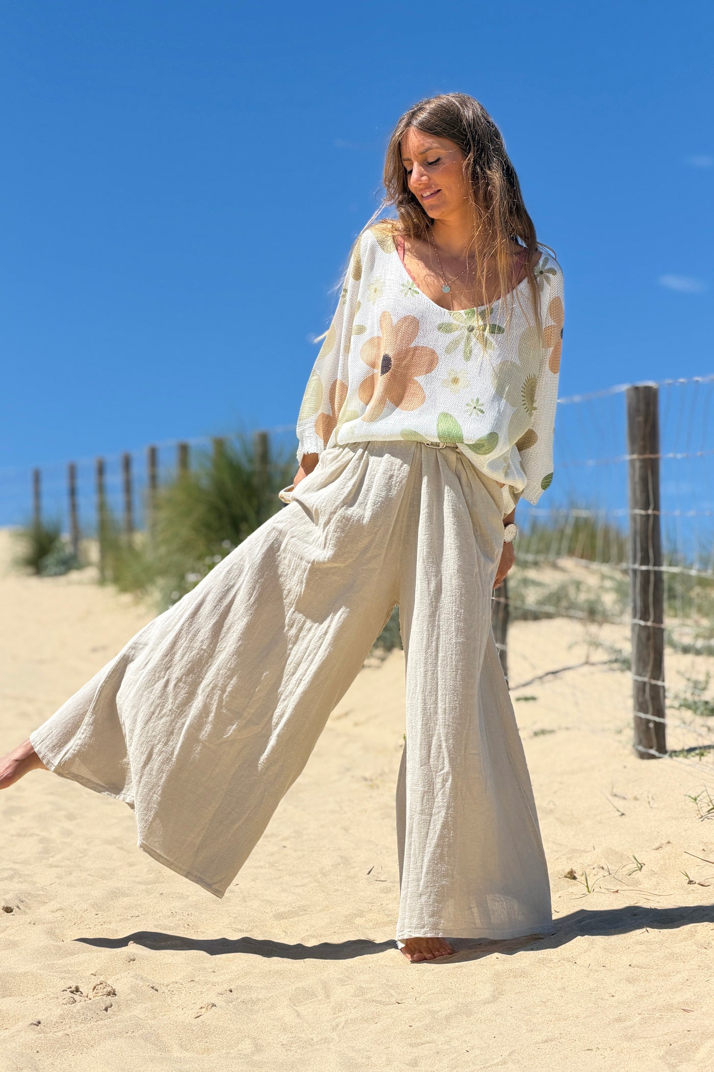 Pantalon beige en coton très large et évasé avec ceinture