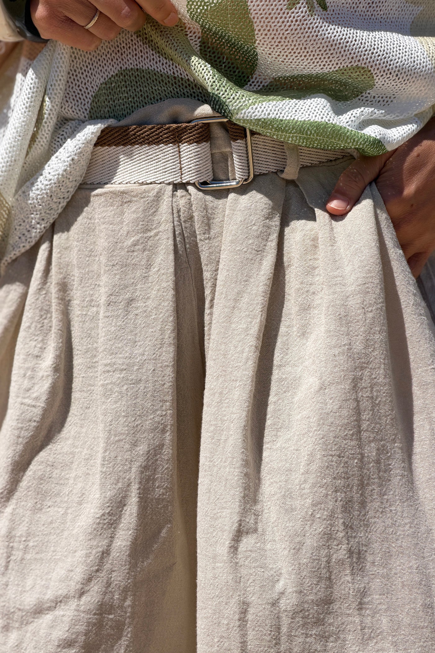 Pantalon beige en coton très large et évasé avec ceinture