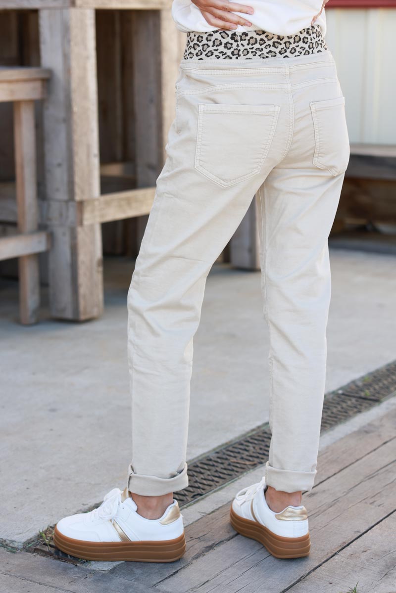 Pantalon beige en toile stretch ceinture élastique léopard brillant