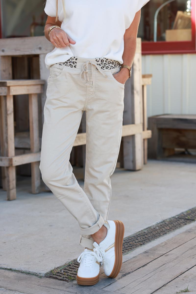 Pantalon beige en toile stretch ceinture élastique léopard brillant