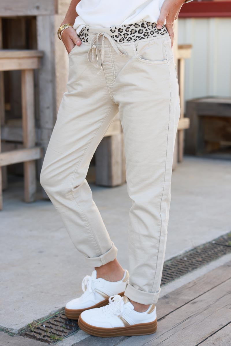 Pantalon beige en toile stretch ceinture élastique léopard brillant